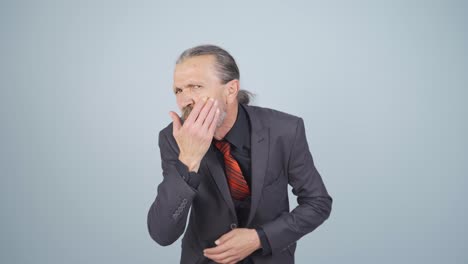 el hombre de negocios con arrugas en la piel está molesto.