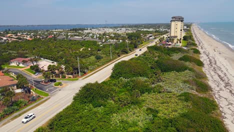 Wunderschöne-4K-Luftaufnahme-Eines-Hohen-Hotelgebäudes-Am-Strand-Mit-Dem-Meer-In-Der-Nähe