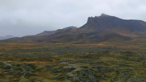 vista de aviones no tripulados de las montañas y el valle en un día nublado en islandia