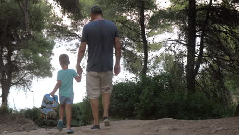 hombre y niño caminando por el parque