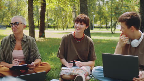 estudiante hablando durante una lección al aire libre en el parque