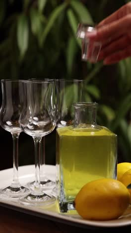 se vierte el limoncello.