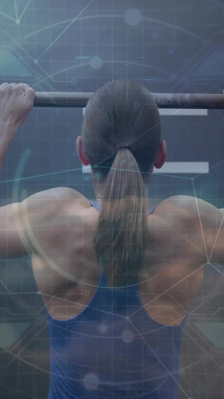 Atleta femenina agarrando la barra, haciendo dominadas constantes para fitness mientras una HUD resalta los músculos de la espalda.
