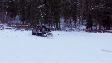 Mädchen-Auf-LKW-Mit-Hund-Im-Winter