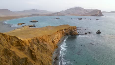 Berühmte-Meeresklippen-An-Der-Wunderschönen-Ozeanküste-Von-Paracas,-Peru---Antenne