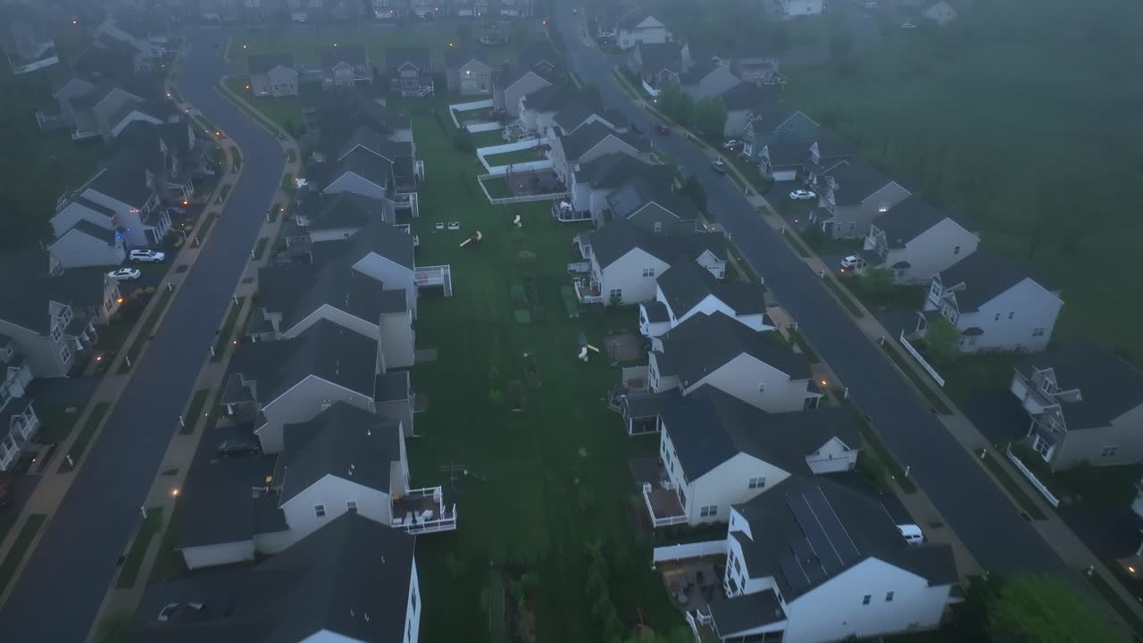 아침 일찍 안개 가 가득 한 동네