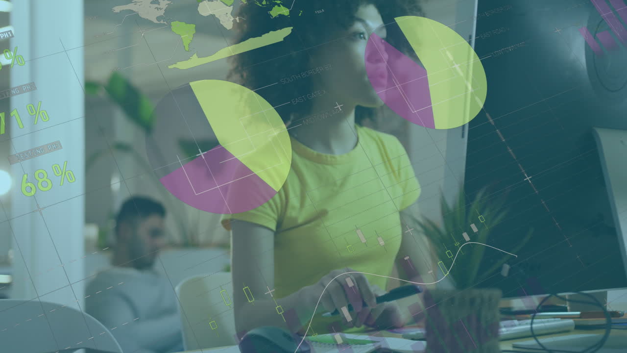 animación de procesamiento de datos sobre mujer afroamericana tomando notas usando computadora en la oficina