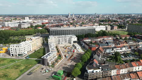 antena lineal hacia adelante sobre el barrio de wondelgemstraat hacia el centro histórico de la ciudad de gante
