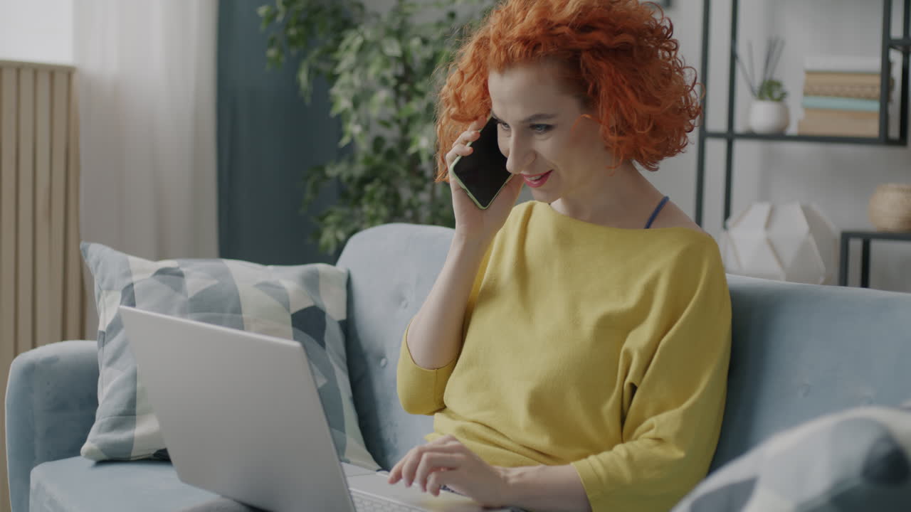 женщина работает из дома на ноутбуке и телефонном звонке