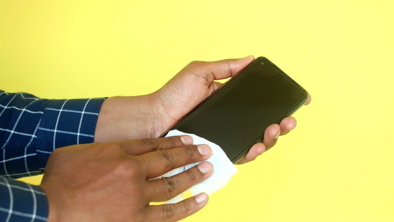 persona limpiando la pantalla de su teléfono