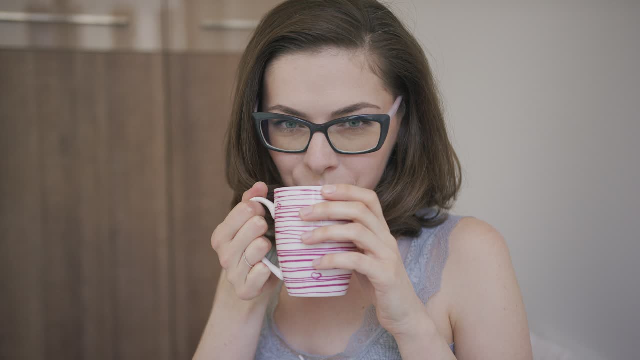 mujer encantadora disfrutando de una bebida caliente