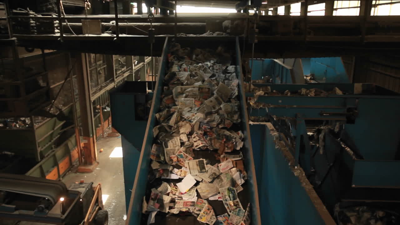 재활용품은 재활용 센터 2에서 컨베이어 벨트를 타고 이동합니다.