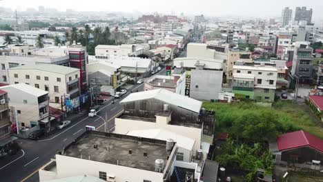 vista aérea de drones de los suburbios y el tráfico callejero en la ciudad de tainan, antigua capital de taiwán