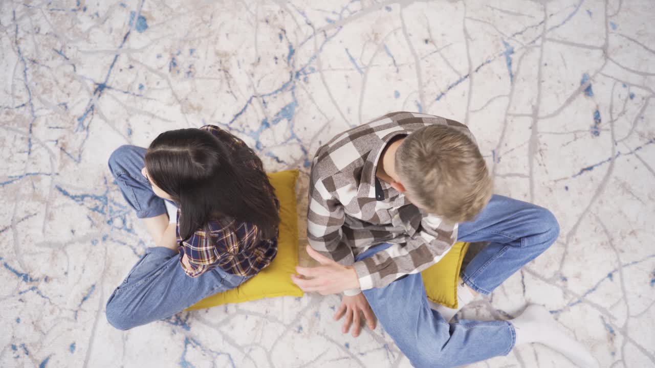la joven pareja, que están ofendidos el uno con el otro, se reconcilian y se vuelven felices.