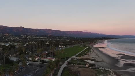 Geschwenkte-Luftaufnahme-Des-Strandes-Und-Des-California-Beach-Pier