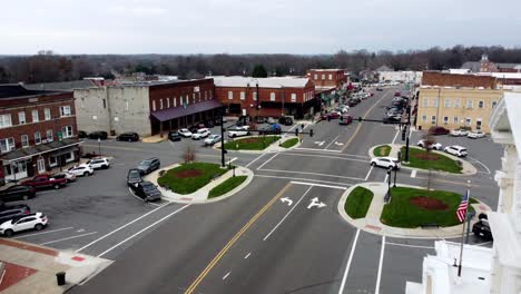 Mocksville-North-Carolina-Gerichtsgebäude-Uhr-Mit-Der-Innenstadt-Im-Hintergrund