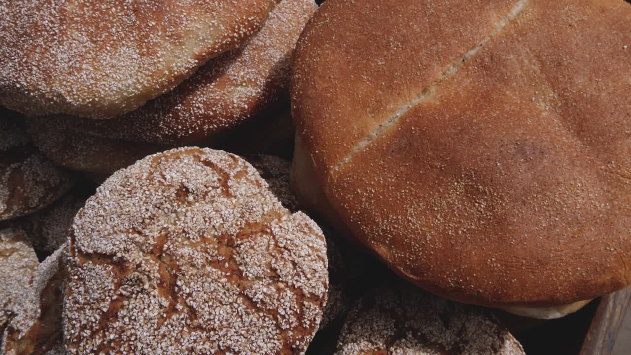 전통적인 모로코, 아랍 플래트브레드 전체 곡물 의 어리 농부 시장에서.