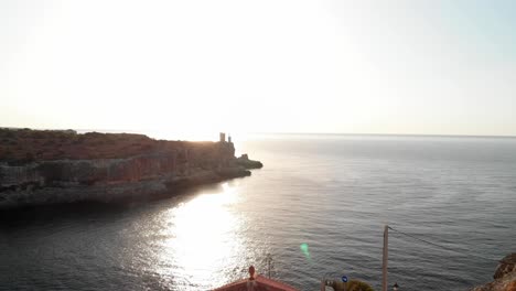스페인 마요르카 칼라 피구에라(spain mallorca cala figuera)는 nd 필터를 사용하여 4k 24fps의 드론과 dji mavic air를 사용하여 하루 중 다른 시간에 위에서 봅니다.