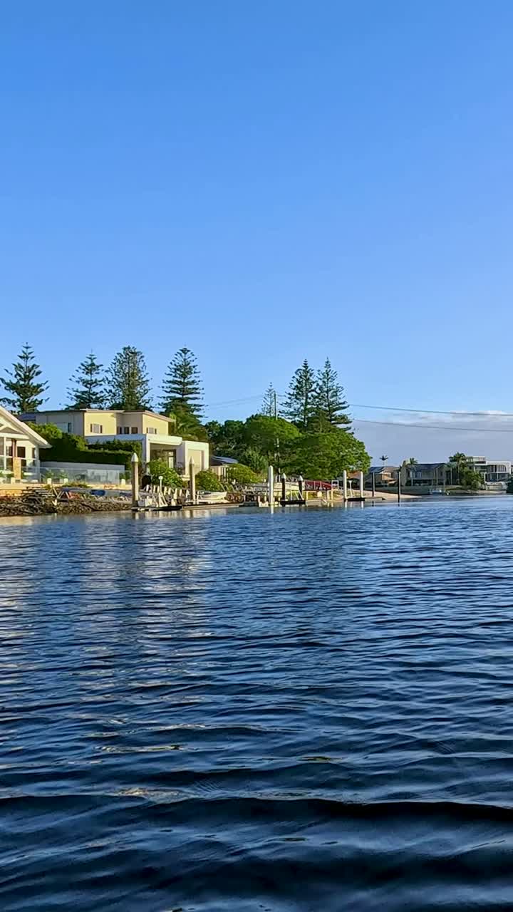 골드코스트 운하를 통해 평화로운 보트 여행