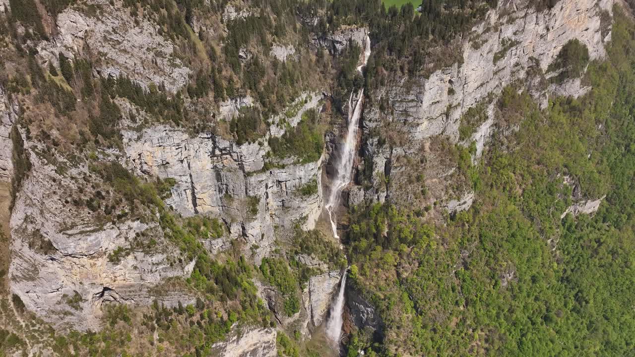 cataratas que caen en cascada por las exuberantes montañas de amden, betlis, cerca de walensee, suiza