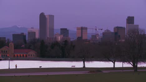 el horizonte de denver colorado horizonte al atardecer en luz púrpura 1