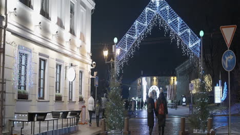 calle de la ciudad europea nocturna con decoraciones navideñas