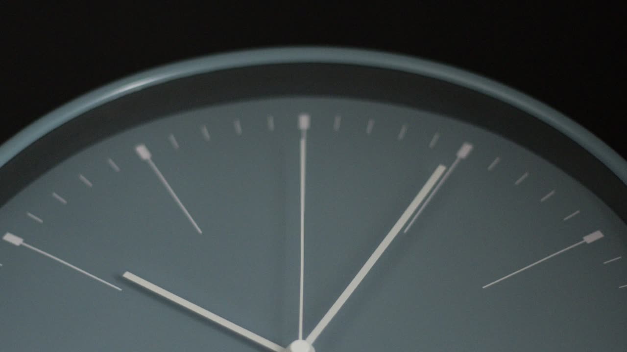reloj gris en el fondo negro