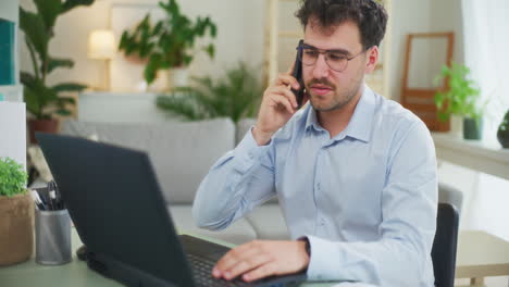 hombre de negocios multitarea remotamente