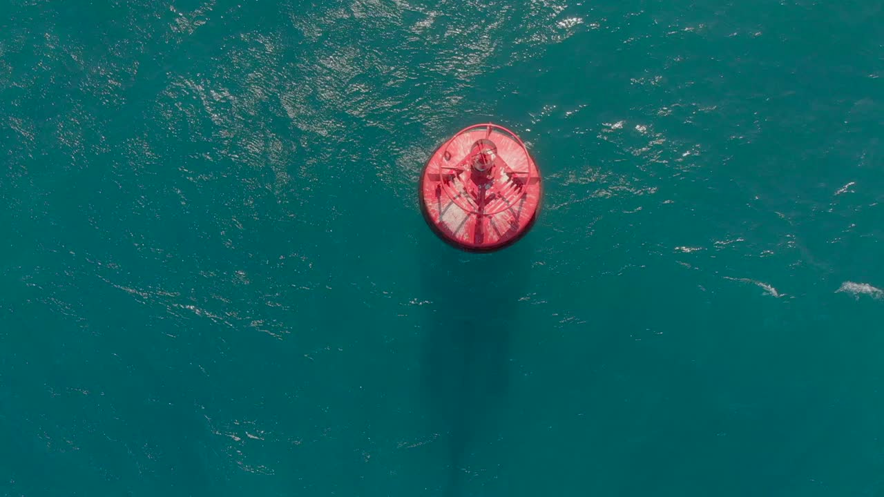 fotografía aérea de una boya roja en un hermoso mar azul