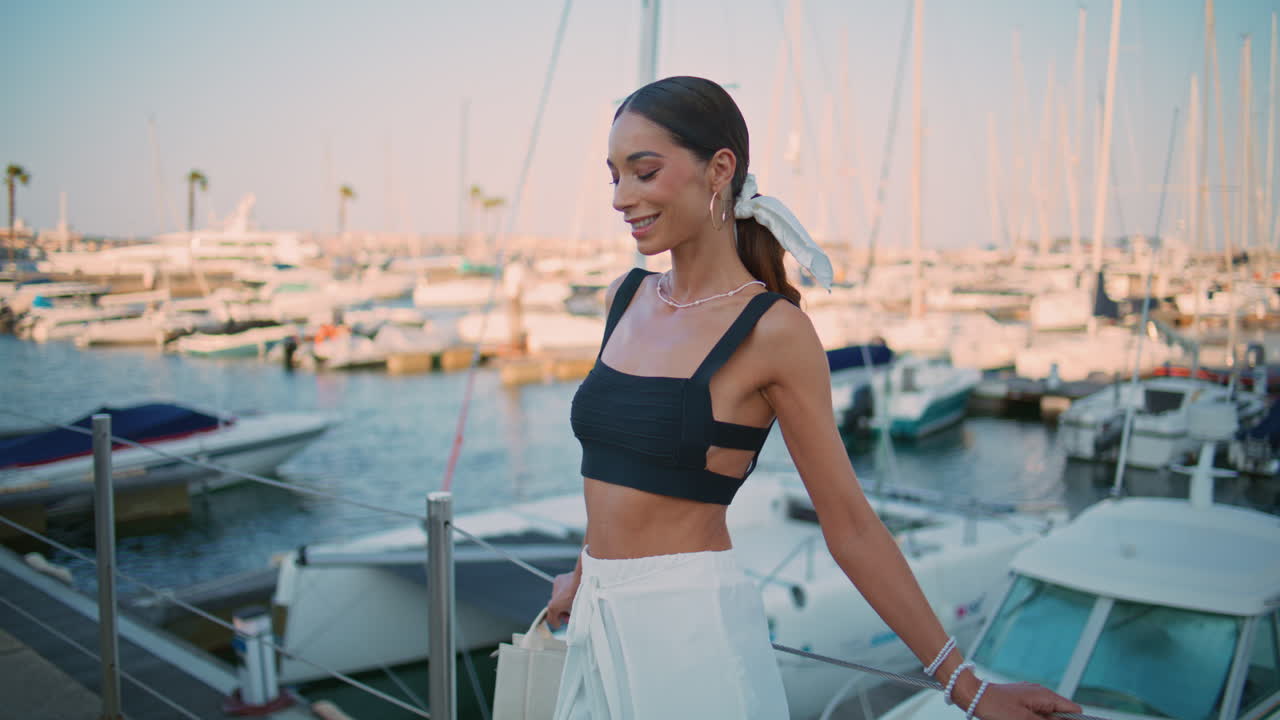 стильная женщина в пристани.