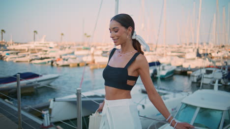 mujer elegante en un puerto deportivo