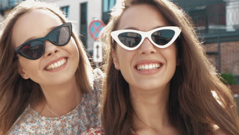 amigos felices con gafas de sol