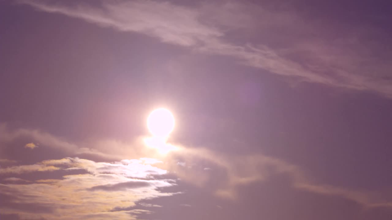 El amanecer sobre el agua