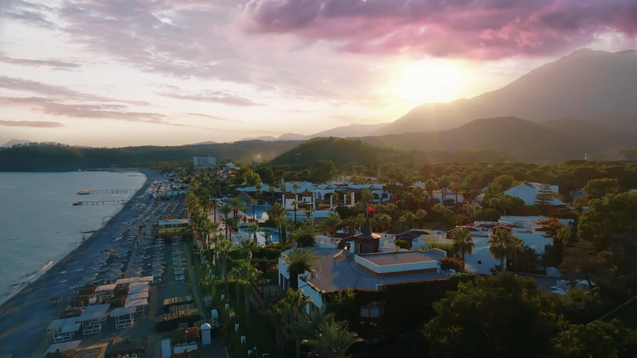 puesta de sol sobre un balneario turco