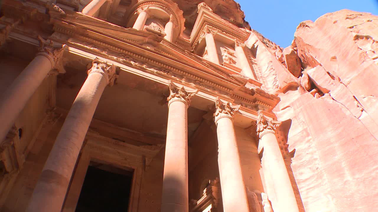 vista de ángulo bajo de la fachada del edificio del tesoro en las antiguas ruinas nabateas de petra jordan 2