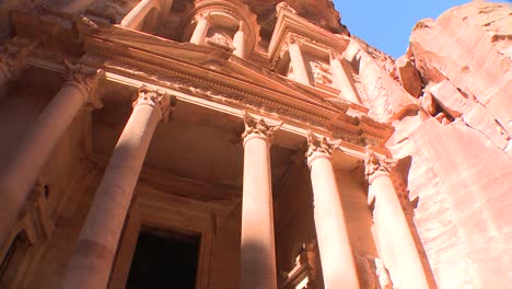 Flachwinkelansicht-Der-Fassade-Des-Treasury-Gebäudes-In-Den-Alten-Nabatäischen-Ruinen-Von-Petra-Jordan-2-J