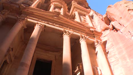 vista de ángulo bajo de la fachada del edificio del tesoro en las antiguas ruinas nabateas de petra jordan 2