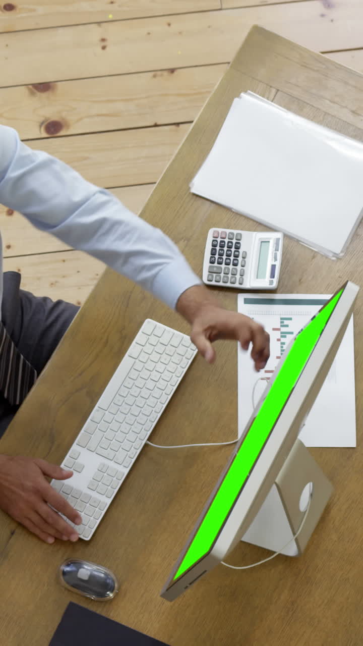 hombres de negocios hablando juntos sobre el trabajo