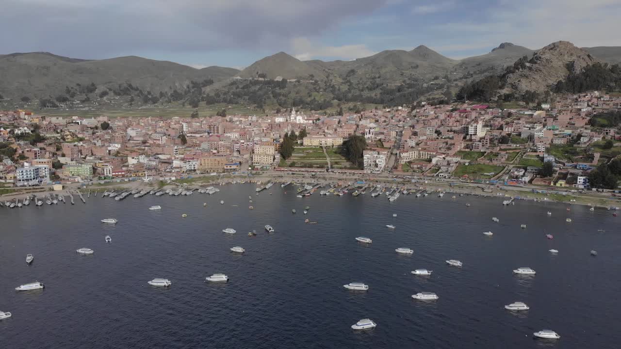 barcos de turismo amarrados en el puerto de copacabana en el lago titicaca, bolivia