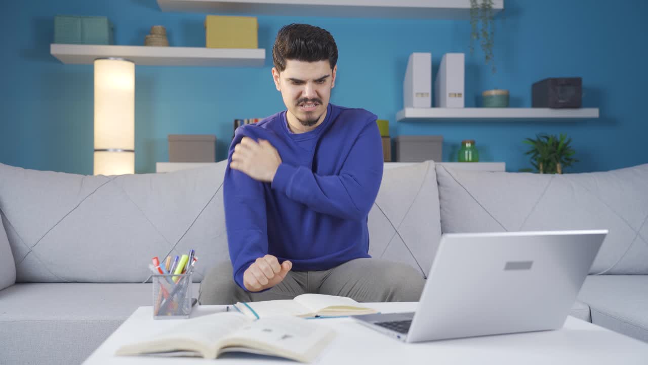 el joven, cuya alergia ha comenzado, comienza a picar.