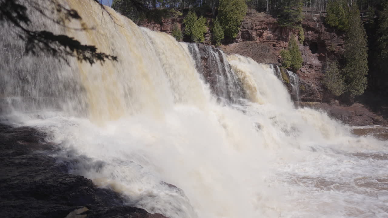 cascada de cascadas rugientes en un entorno de bosque exuberante
