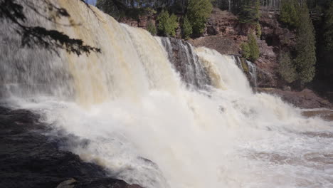 Cascada-Rugiente-En-Un-Entorno-De-Bosque-Exuberante\n