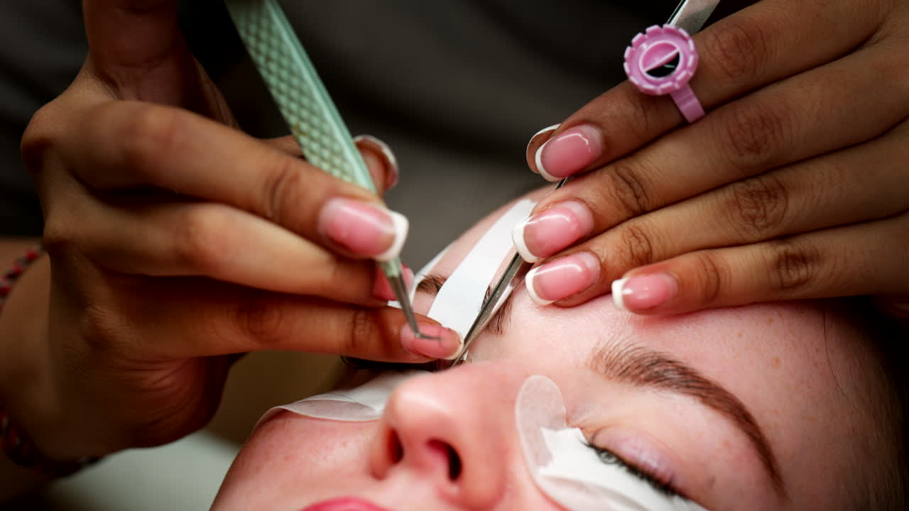 Tratamento de beleza para cílios por esteticista mestre.