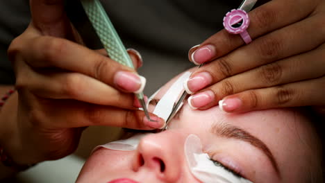 Master-beautician-beauty-treatment-for-lashes