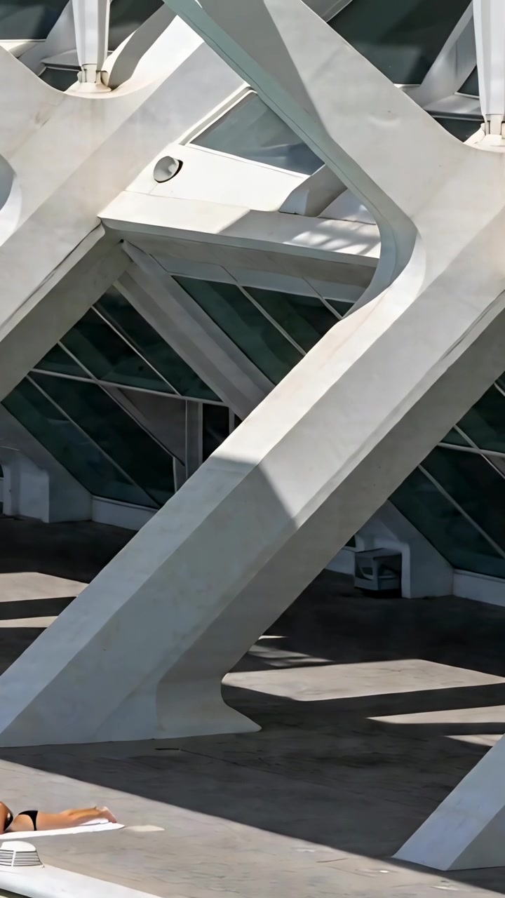 Video verticale: Telecamera che panoramica inquadrando travi diagonali a bordo piscina con una donna sdraiata in costume da bagno scuro.