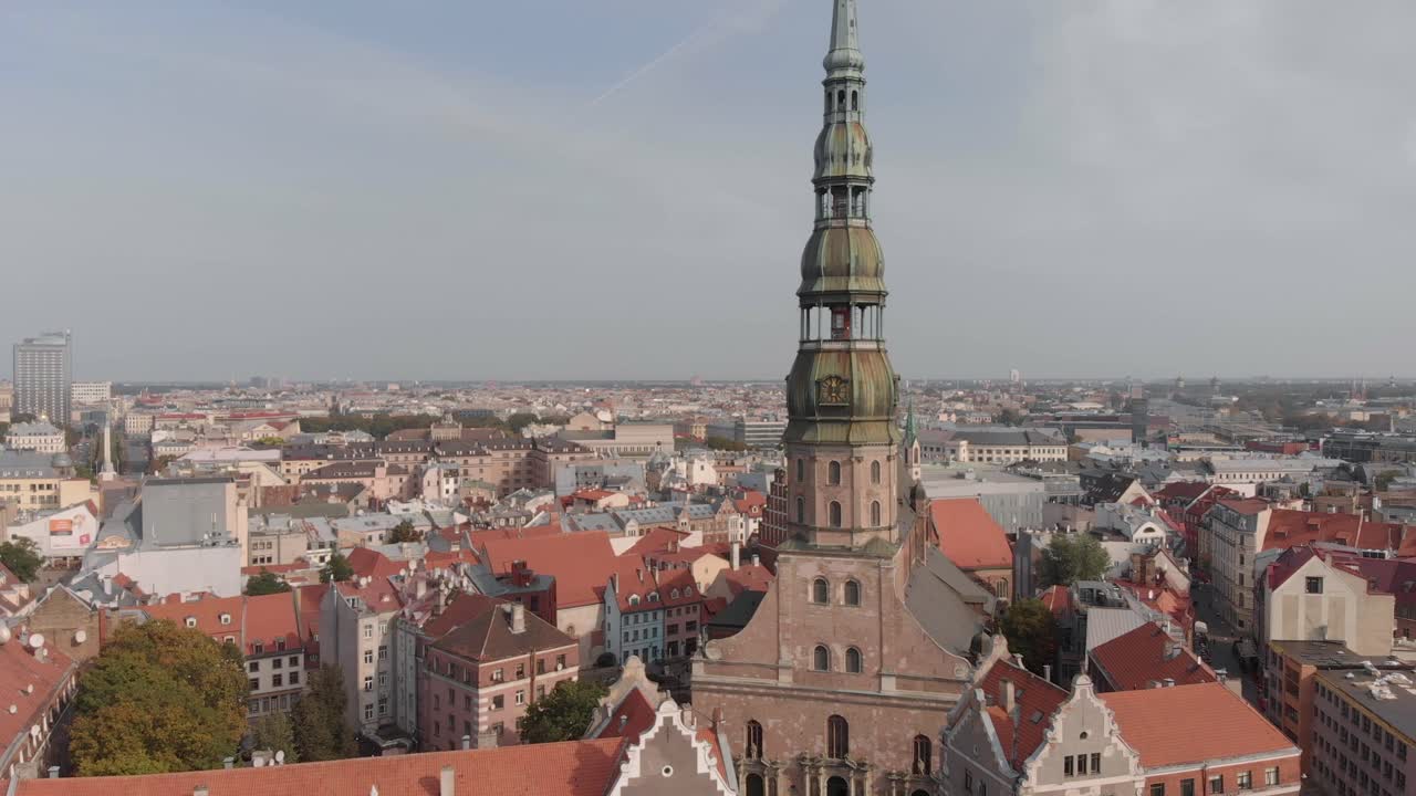 antena de drones acercándose a la iglesia de san pedro en el centro de riga, lativa