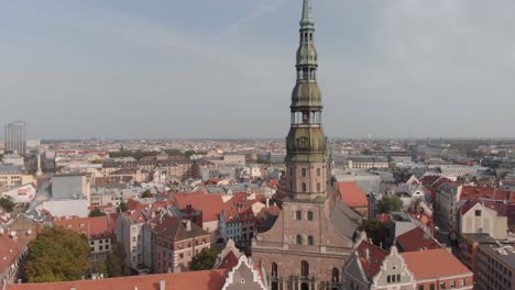 Drone-aerial-approaching-the-St-Peter's-Church-in-the-centre-of-Riga,-Lativa