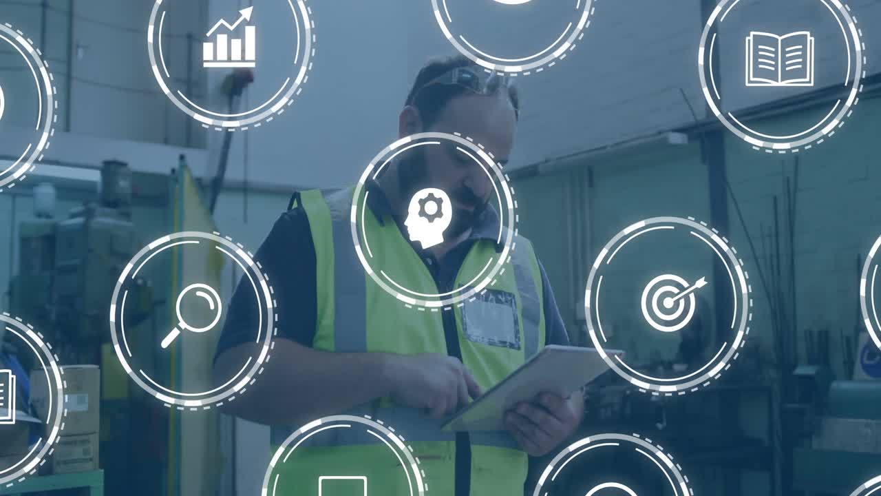 Tekniker iført sikkerhedsvest betjener en tablet inde i en fabrik og viser analyseikoner.