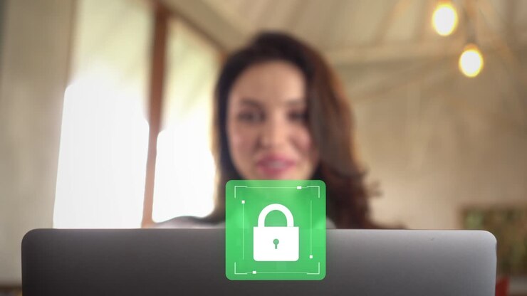 Vrouw lacht zodra haar persoonlijke en werkgegevens worden beschermd tegen hackers en virussen door antivirussoftware