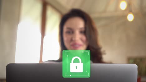 mujer sonriendo una vez que sus datos personales y de trabajo están siendo protegidos de hackers y virus por software antivirus